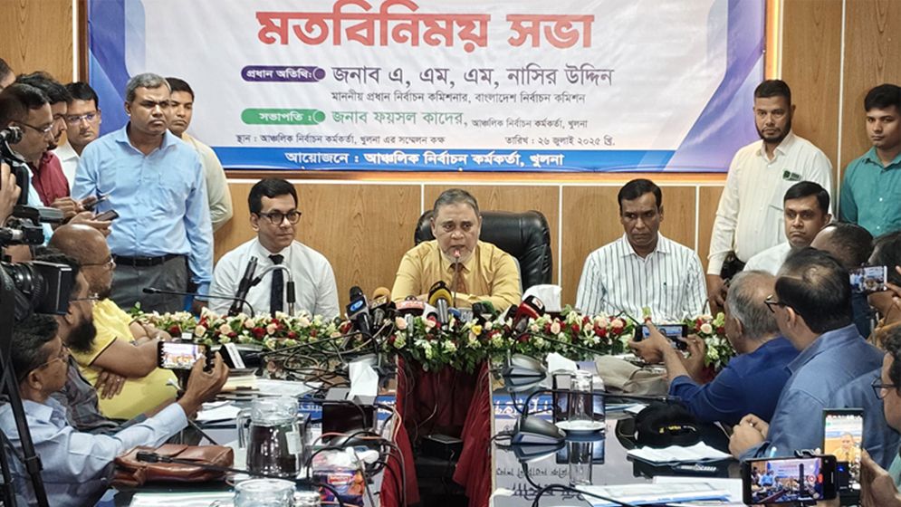 খুলনায় আঞ্চলিক নির্বাচন কর্মকর্তার কার্যালয়ে সিইসি। ছবি : সংগৃহীত