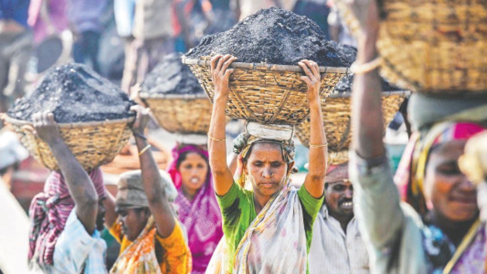 দেশের প্রায় ৪ কোটি মানুষ দারিদ্র্যের শিকার