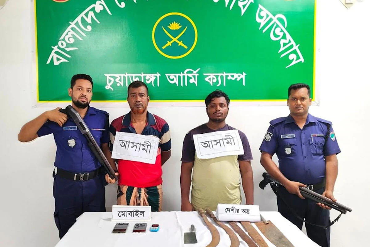 চুয়াডাঙ্গায় অভিযানে  দেশীয় অস্ত্রসহ আটক ২