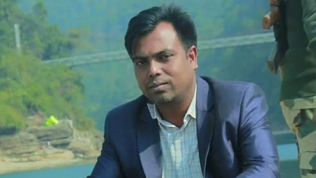 গাজীপুরে প্রকাশ্যে অস্ত্র নিয়ে ধাওয়া করে সাংবাদিককে কুপিয়ে হত্যা